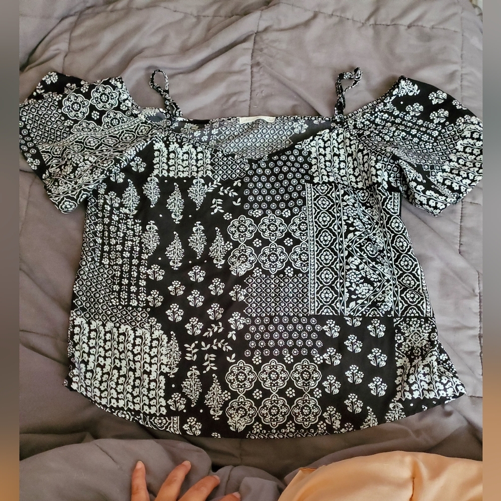 Active Usa Black and White Asymmetrical Small Puff Sleeve Blouse